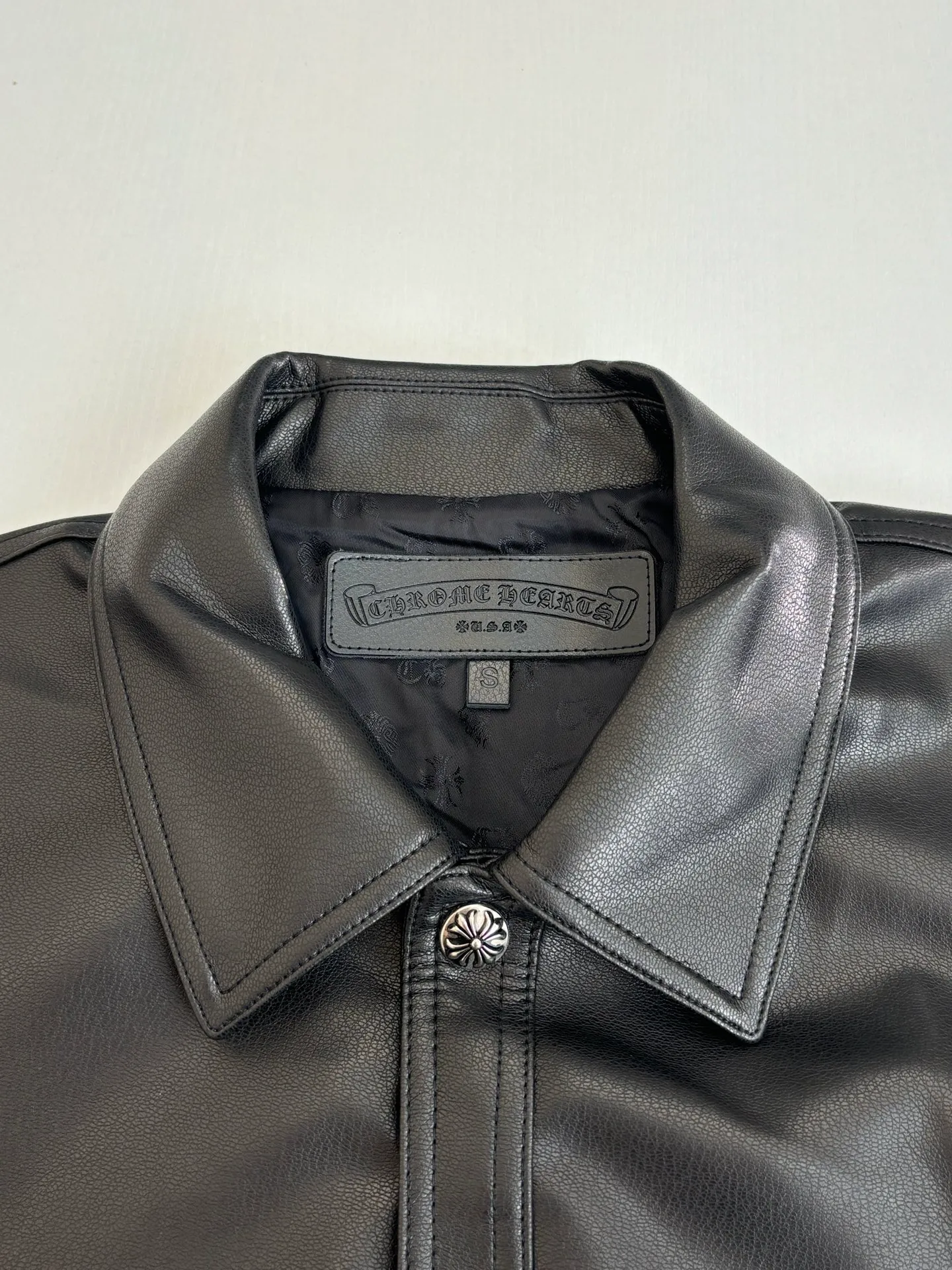 P850 Chrome Heart*/Chrome Heart 24SS CH double-sleeved flame vine embroidered leather jacket Originally purchased for 84,300, the fabric is custom-woven using black pebbled composite two-layer sheepskin material, custom-made silk jacquard logo lining, embroidery is processed using TAJIMA machine, appliqué embroidery technology, back imported template machine shape, customized genuine leather trademark, customized genuine leather size, customized 5.8cm metal logo mark, customized 18mm four-button buckle, customized 18mm two-button button, a full set of three-label accessories, exclusively produced.  Size：S/M/L
